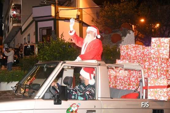 Papá Noel irrumpe en Lomo Magullo en un 4x4/FJS Fotografía.